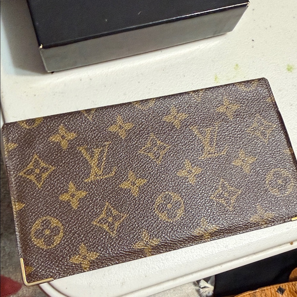 LV Wallet Givy